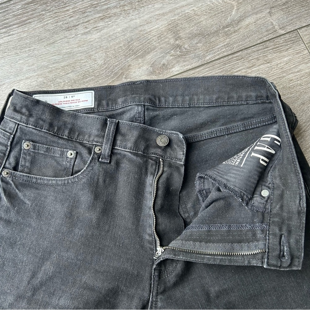 Gap Mid Rise Girlfriend Jeans  in Black Wash - Picture 7 of 15